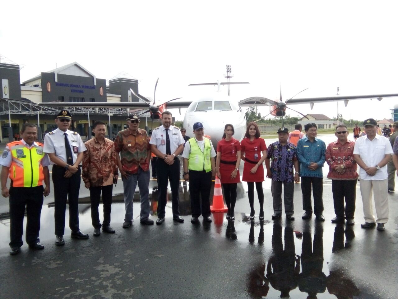  Kepala Bandar Udara Tebelian, Ketut Gunarsa (paling kiri), GM AirNav Sintang, Zulkarnain (kedua dari kiri), Bupati Sintang Jarot Winarno (ketiga dari kiri) beserta kru Wings Air dan tamu undangan.